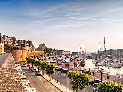 St. Malo by Private Transfer with 2 hours stop in Mont St. Michel