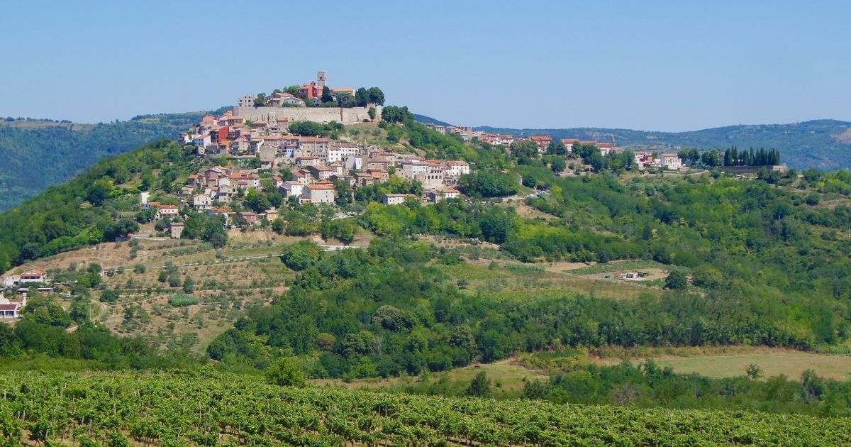 Essence 360 - Motovun (Croatian pronunciation: [mɔtɔ̌ʋuːn