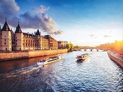 Seine Boat Group Cruise Experience Including Dinner (Privilège Service)