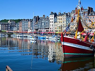 Upgrade to Bayeux by Private Transfer with 2 hours stop in Honfleur