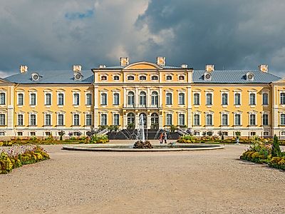 Vilnius by Private Transfer with Stops at Rundale Palace and Hill of Crosses