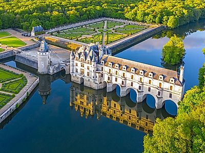 Chateaux Chambord, Chenonceau, and Winery Day Private Tour